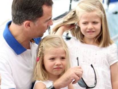 El pr&iacute;ncipe Felipe y las infantas Leonor y Sof&iacute;a, en Mallorca en agosto de 2011.