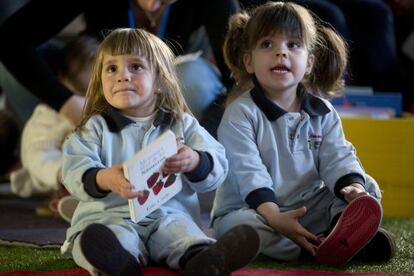 Dos niñas, durante una sesión del programa de Casas lectoras.