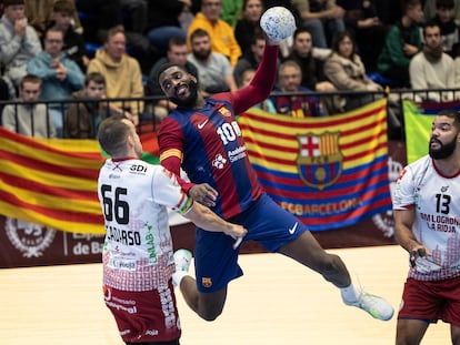 El lateral derecho del Barcelona Dika Mem lanza ante Eduardo Cadarso, del Ciudad de Logroño, en la final de la Copa de España.