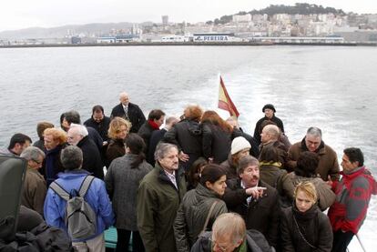 Miembros de una delegación de la Comisión de Peticiones del Parlamento Europeo durante la visita que han realizado en barco hoy a la ría de Vigo