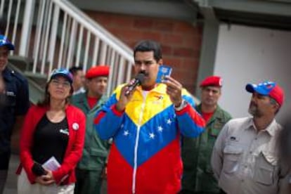 En la imagen, el presidente de Venezuela Nicolás Maduro (i). EFE/Archivo