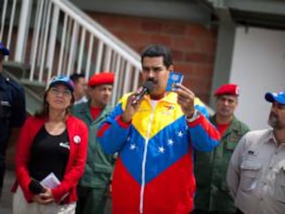 En la imagen, el presidente de Venezuela Nicolás Maduro (i). EFE/Archivo