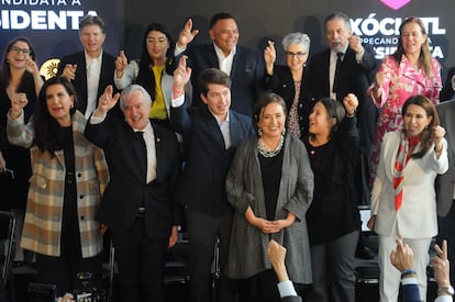 Xóchitl Gálvez junto a su equipo de campaña, en Ciudad de México, el 5 de diciembre de 2023.