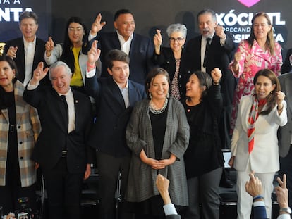 Xóchitl Gálvez con algunos de los integrantes de su equipo de campaña, el 5 de diciembre en Ciudad de México.