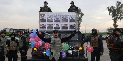 Los miembros de las fuerzas de seguridad iraquíes participan en las celebraciones del primer aniversario de la victoria del país sobre el Estado Islámico, en Mosul (Irak). 