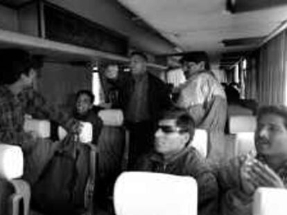 B 33655 - (30/3/2000) - Color - Estación de Sants, Bcn. : Expulsión de Pakistanies en autobus con destino Francia - Foto : Marcel.lí Sàenz -