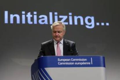 El vicepresidente de la Comisión Europea (CE) responsable de Economía y Finanzas, Olli Rehn, durante una rueda de prensa celebrada en Bruselas (Bélgica). EFE/Archivo