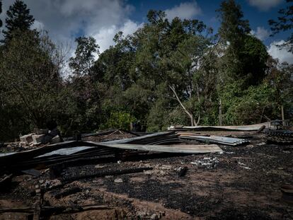 Vista de una casa quemada en la sierra de Guerrero, al sur de México.