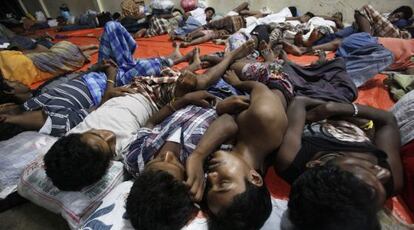 Inmigrantes de Bangladés y rohingyas huidos de Myanmar, en un centro de acogida provisional de Indonesia.