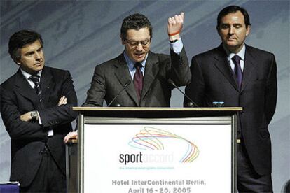 Ruiz-Gallardón, Samaranch Jr. y Mayoral, durante la presentación en Berlín de la candidatura de Madrid.