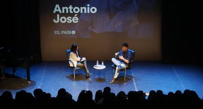 Antonio José charla con Laura Piñero en los encuentros de EL PAÍS. 