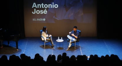 Antonio José charla con Laura Piñero en los encuentros de EL PAÍS. 