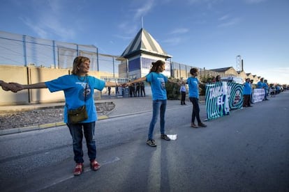 Las entidades han convocado una nueva protesta frente al CIE de la Zona Franca el próximo sábado 20 de junio.