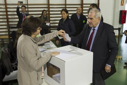 Ernest Maragall en el moment de votar.