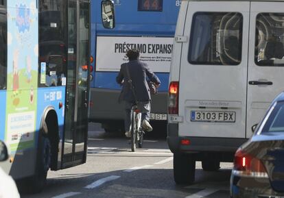 "No sé si hemos acertado con el tipo de carriles bicis. Nos dicen mucho que hay que ir a los segregados, en el modelo de Santa Engracia. Yo creo que se puede empezar por los dos sistemas y ver si hay que cambiar. Aunque no están separados, al haber más bicis, yo ahora veo mucho más respeto que antes y lo va a haber más. Y cuanto más se utilice la bici, más respeto". En la imagen, una bici en un ciclocarril convive con el resto del tráfico en la Gran Vía, el 13 de mayo de 2015.