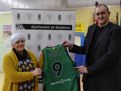 L'alcaldessa de Badalona, Dolors Sabater, i l'entrenador Juanan Morales.