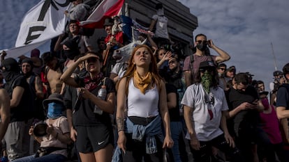 Manifestantes se reúnen en la Plaza Italia en Santiago, Chile, en octubre de 2019.