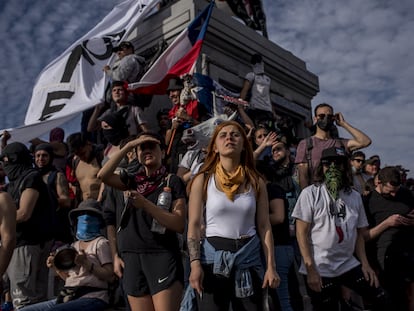 Manifestantes se reúnen en la Plaza Italia en Santiago, Chile, en octubre de 2019.