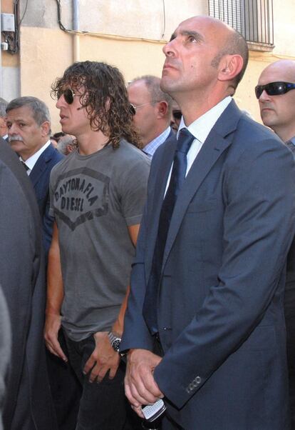 El capitán del Barcelona, Carles Puyol, junto a Monchi, director deportivo del Sevilla, durante el funeral.