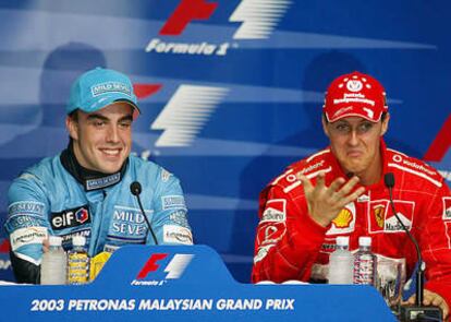 Fernando Alonso, en una fotografía junto a Michael Schumacher