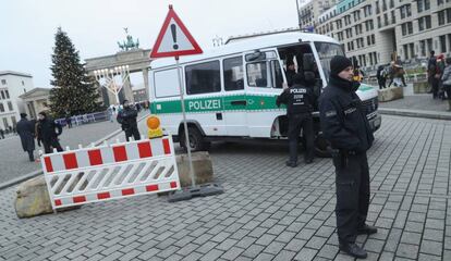 Polic&iacute;as alemanes patrullan los alrededores de la Puerta de Brandenburgo en Berl&iacute;n, el pasado viernes.