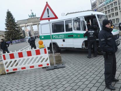 Polic&iacute;as alemanes patrullan los alrededores de la Puerta de Brandenburgo en Berl&iacute;n, el pasado viernes.