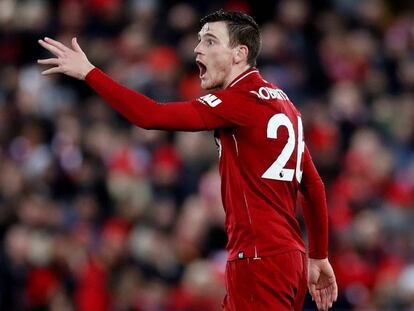 Andrew Robertson, lateral izquierdo del Liverpool, durante un instante del partido contra el Leicester.