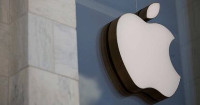 Logo de Apple en una tienda de la compañía en Washington (EE UU).