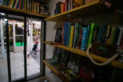 La librería infantil Navegui, en el mercado del Carmen de Nezahualcóyotl, y un niño que juega al lado. 