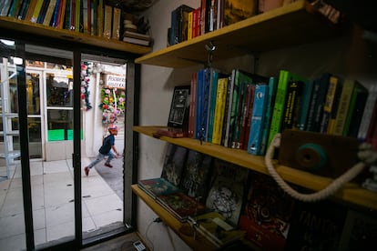 La librería infantil Navegui, en el mercado del Carmen de Nezahualcóyotl, y un niño que juega al lado. 