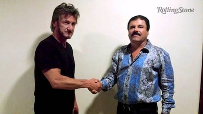Sean Penn saluda a El Chapo durante la entrevista.