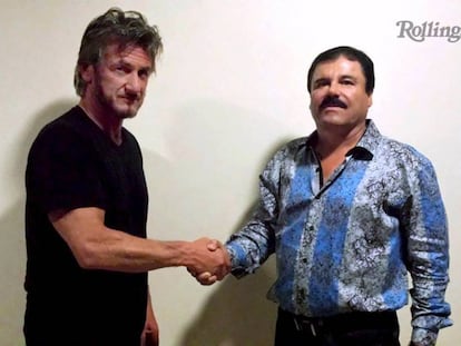 Sean Penn saluda a El Chapo durante la entrevista.