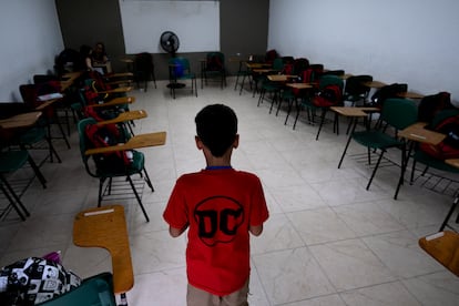 Un niño en el aula de clases en un colegio temporal en Colombia.