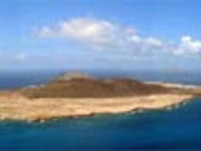 El archipiélago  Chinijo, visto desde el Mirador del Rio en Lanzarote, con la isla La Graciosa en primer plano.