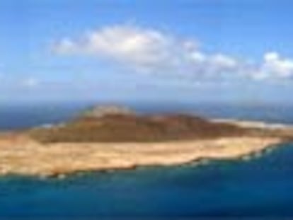 El archipiélago  Chinijo, visto desde el Mirador del Rio en Lanzarote, con la isla La Graciosa en primer plano.