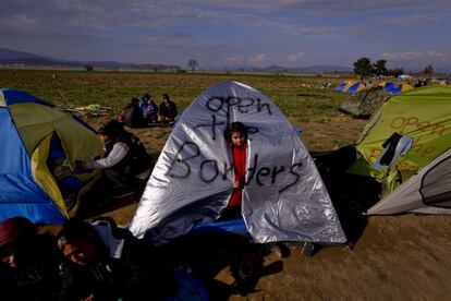 Tienda de campaña en Indomeni (Grecia) donde se puede leer la frase "Abrid las fronteras".