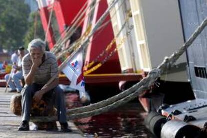 Un marinero en huelga descansa en el puerto de El Pireo, a las afueras de Atenas (Grecia). EFE/Archivo