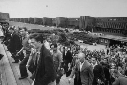 Trabajadores de Volkswagen salen de una  fábrica al acabar su turno, en una imagen de los años sesenta.