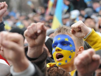 Manifestantes proeuropeos, neste domingo em Lviv.