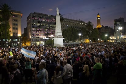 Cristina Fernández rompió su silencio con una extensa carta colgada en una red social en la que denunció la existencia de una historia "muy sórdida" y de "interrogantes" tras la muerte de Alberto Nisman y defendió los intentos de su Gobierno por esclarecer el atentado contra la AMIA, que dejó 85 muertos en 1994. En la imagen, cientos de personas se concentran en Buenos Aires.