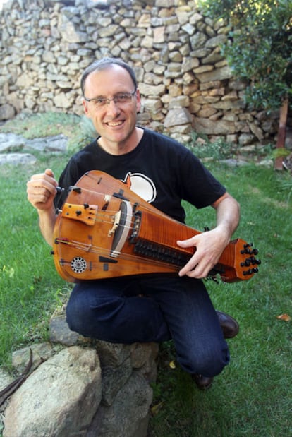 Rafa Martín con una de sus zanfonas en El Cuadrón.