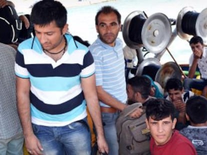 Un grupo de inmigrantes indocumentados se aproxima en un bote de la guardia de salvamento griega a la isla de Creta.