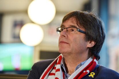 Puigdemont contempla el partido Girona-Getafe en un bar de Bruselas.