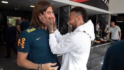 Neymar cumprimenta Filipe Luís em sua visita à seleção.