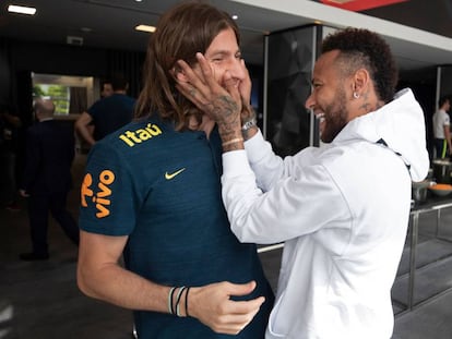 Neymar cumprimenta Filipe Luís em sua visita à seleção.