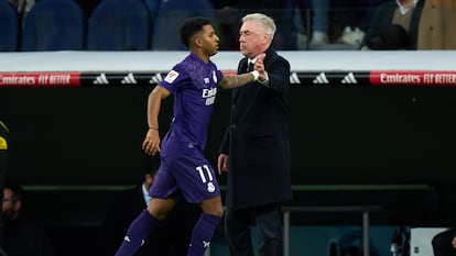 Rodrygo celebra con Carlo Ancelotti el primer gol al Athletic.