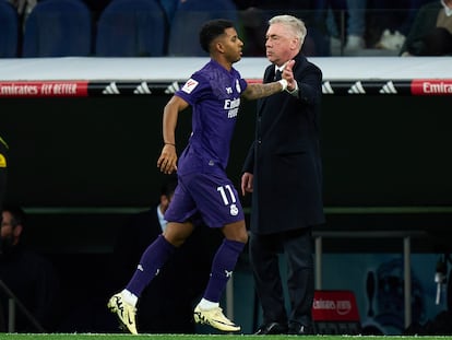 Rodrygo celebra con Carlo Ancelotti el primer gol al Athletic.