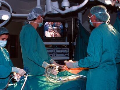 Operaci&oacute;n de un paciente con c&aacute;ncer de colon en el Hospital Cl&iacute;nic de Barcelona. 