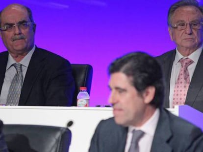 En primera fila, Demetrio Carceller y el presidente de Sacyr, Manuel Manrique. En segundo plano, a la izquierda, José Moreno Carretero.