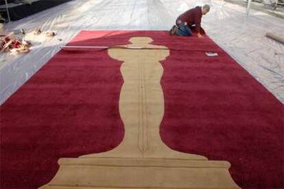 Un operario coloca el jueves la alfombra roja a la entrada del Kodak Theatre en Los Ángeles.